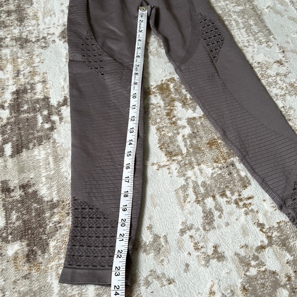 Taupey Purple Seamless Leggings with Small Cutout Designs Sz S - Picture 10 of 11